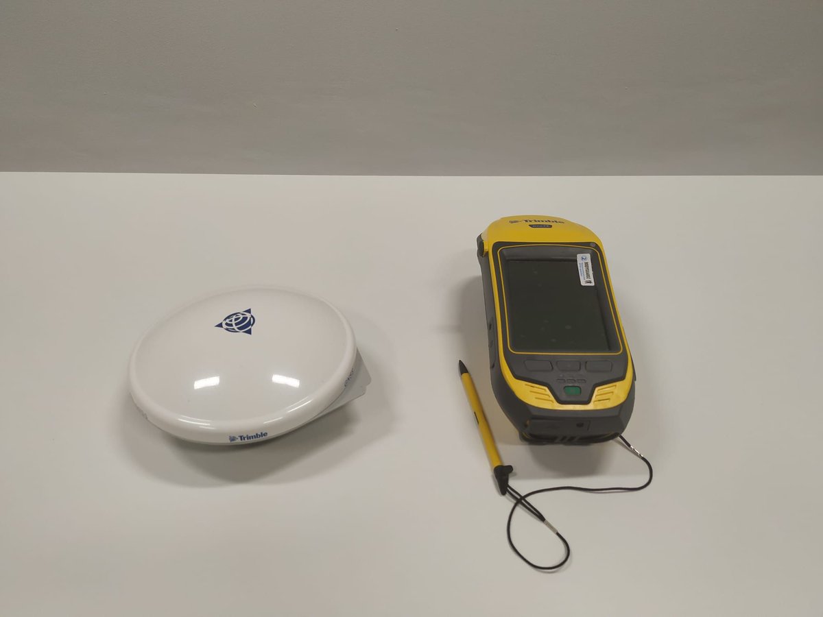 AltopTopografia's tweet photo. Trimble GNSS Geo7 preparado para inventariar y cartografiar con precisión zonas contaminadas de residuos peligrosos en terrenos en fase de regeneración. Gracias por vuestra confianza y adquirir una segunda unidad. #Terrasync #Utilities #MappingGIS #GNSS #Inventario #EconomiaVerde https://t.co/fZjSKo5ENV