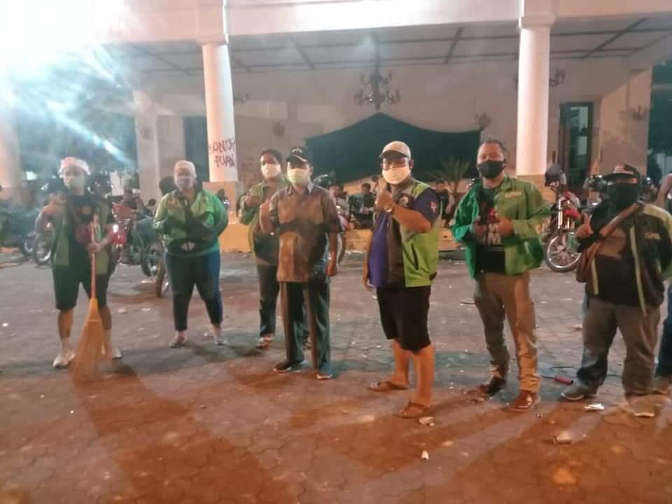 Warga Jogja dari berbagai komunitas malam ini langsung bergerak membersihkan Gedung DPRD DIY di Malioboro yang kotor. Monggo yang mau bergabung 🙏

Via <a href="/YogyakartaCity/">YOGYAKARTA CITY</a>