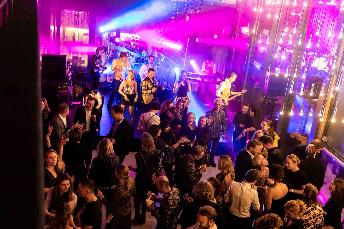 Vanavond hadden we in een vol Orpheus willen staan om de Apeldoorn Business Awards 2020 uit te reiken. Dat liep even anders. Met trots kijken we terug op de afgelopen edities. En we hopen dat we volgend jaar editie 5 van de Business Awards mogen organiseren. Hopelijk tot dan!