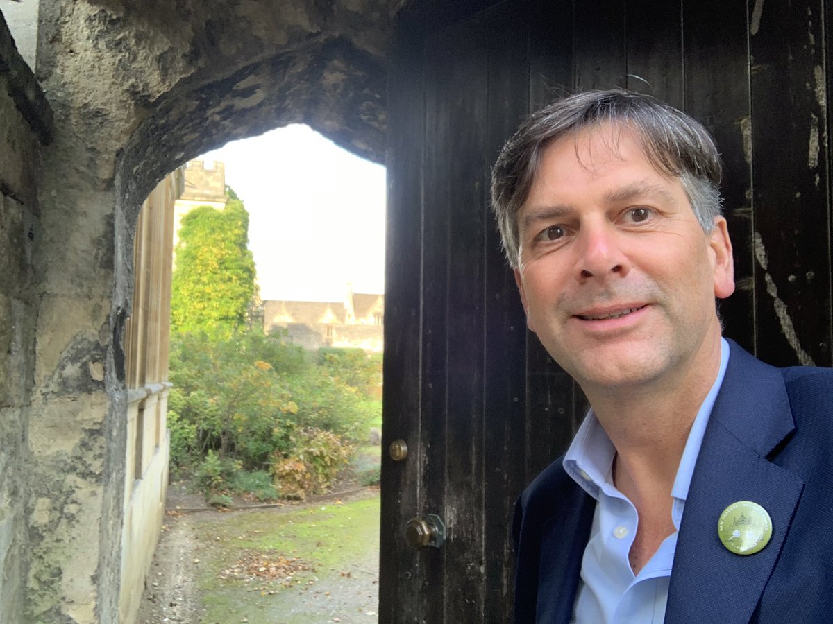 MarkCurtisNew's tweet photo. Proud to be part of @NewCollegeOx Giving Day, raising funds for initiatives to widen access and support students. #NCOpeningDoors. This is the door the Lord Mayor of Oxford comes to every three years. Do you know why? https://t.co/mCDTMDlAnx