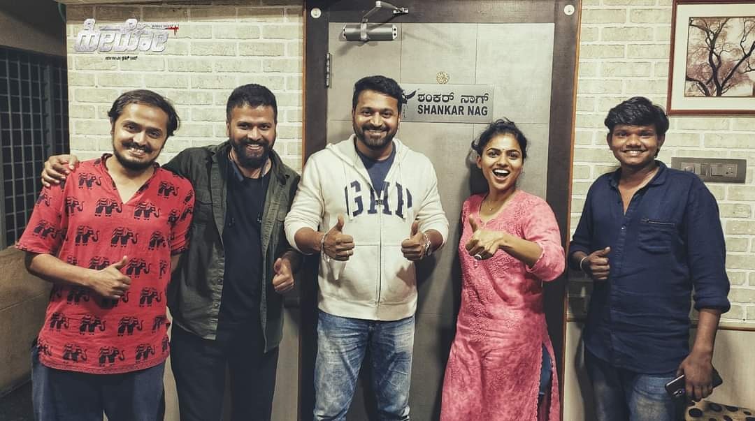 shetty_rishab's tweet image. ಡಬ್ಬಿಂಗ್ ಮುಗಿಸಿದ ಕ್ಷಣ..

#HEROthefilm completes dubbing.

@rishabsfilms @bharathrajm3 @AJANEESHB  #GanaviLaxman #AnirudhMahesh #renustudio #kannadamovies #Lockdownmovie