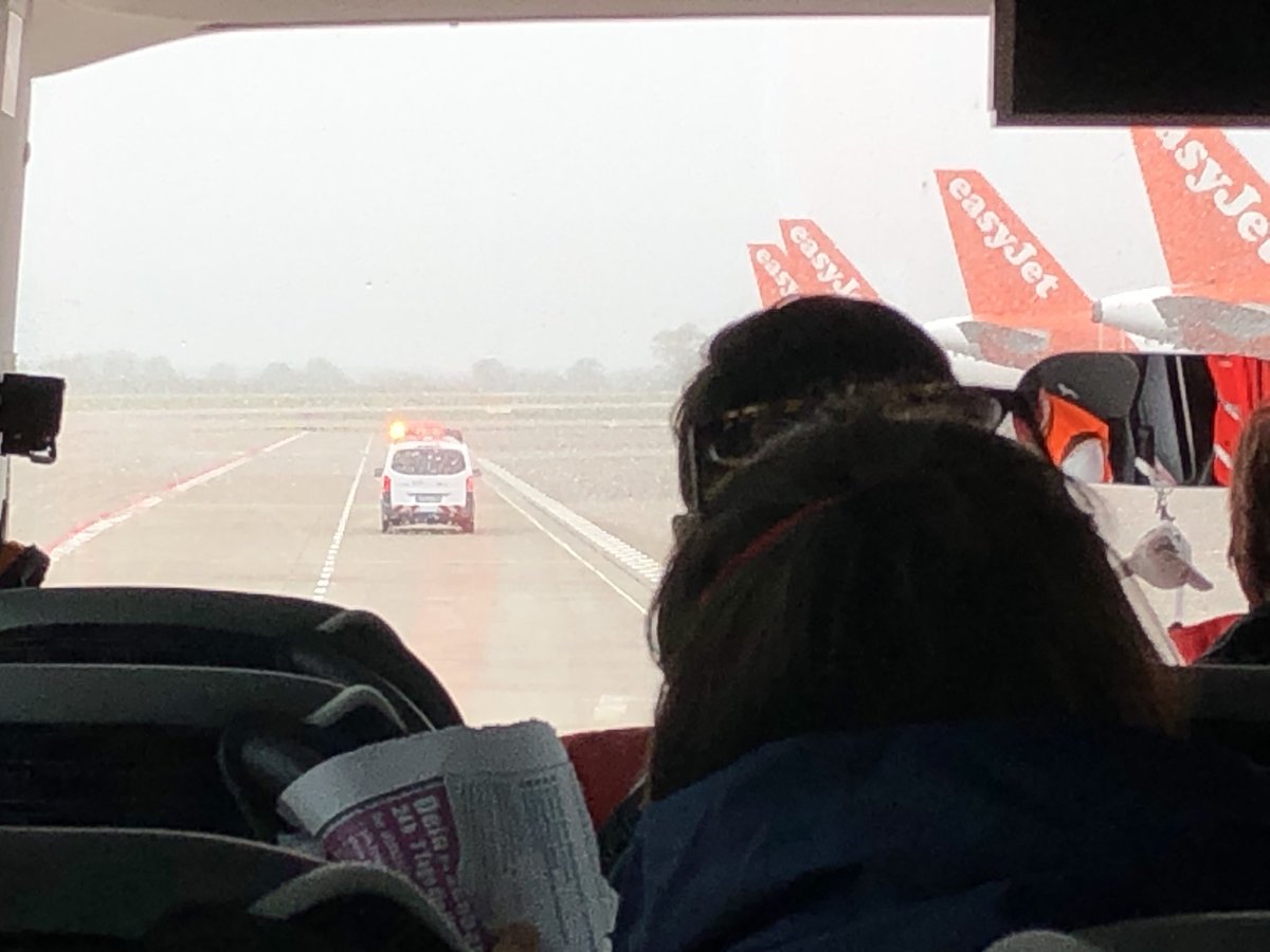 Mit Eskorte zur Südbahn des #BER . Wie jeden Tag wird dort die Strecke nach Steinen und anderen Gegenständen abgesucht, die künftige Starts und Landungen gefährden könnten. #Flughafen #dpareporter