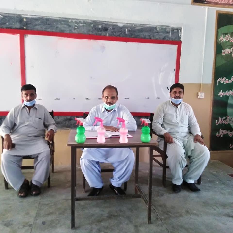 RwpVForce's tweet photo. Rawalpindi V Force UC Rep. for Noor Dolal &amp; Gujjar Khan, Fahad Saeed Janjua, in collaboration with Government Boys High School Bhata, welcomed Students 👨‍🎓🎒🏫 with all SOPs in mind 😷🧴🧼🚿🪑<---->🪑 

#rwpVForce #DCRawalpindi https://t.co/EGBLVzyXgH