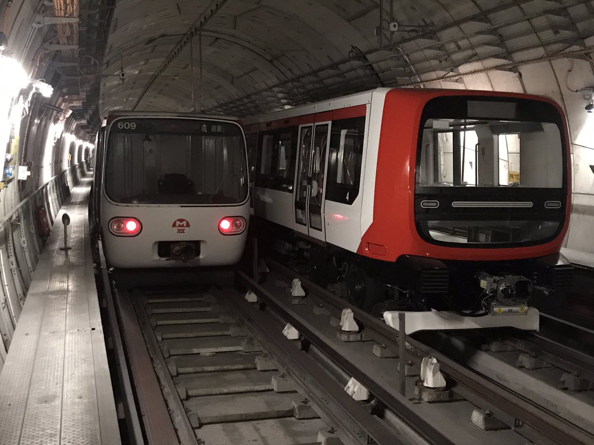 LeLoulet's tweet photo. Lorsque l’ancienne et la nouvelle génération de rames se rencontrent... @TCL_SYTRAL @SYTRAL_RHONE #metro #Lyon https://t.co/rzwfufSXVD