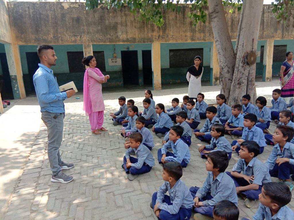McSohna's tweet photo. #swachhatake6saalbemisaal #SwachhBharat #MyCleanIndia 8 october ko swacchta pakhwada ka  palan karte hue sohna sher mein Safai k parti logo ko jaagruk Krte huye https://t.co/11J6EKbvzD