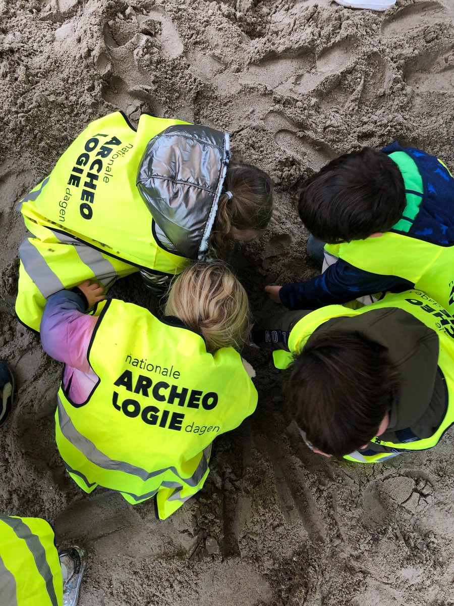 ErfgoedSHBosch's tweet photo. Een opgraving op het schoolplein! Vandaag mochten alle leerlingen van Kindcentrum Het Stadshart zelf aan de slag als #archeoloog. Een leerzame en leuke dag in het zand #entoen #erfgoedshertogenbosch https://t.co/lSxDUvK1yV