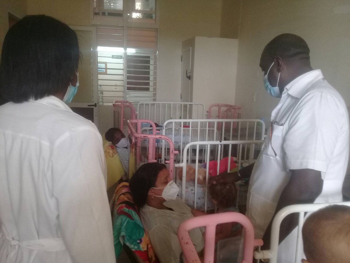 SaludDPinar's tweet photo. El Dr. Miguel Gómez Cruz Subdirector de Asistencia Médica de la @DPinardelrio constata el nivel de satisfacción de trabajadores y de las madres que hoy están con sus niños en el Hospital Pediátrico Pepe Portilla #PinardelRío #CubaPorLaVida @MarciaCobas @GeoPAlvarez https://t.co/aGxnOb0dGy