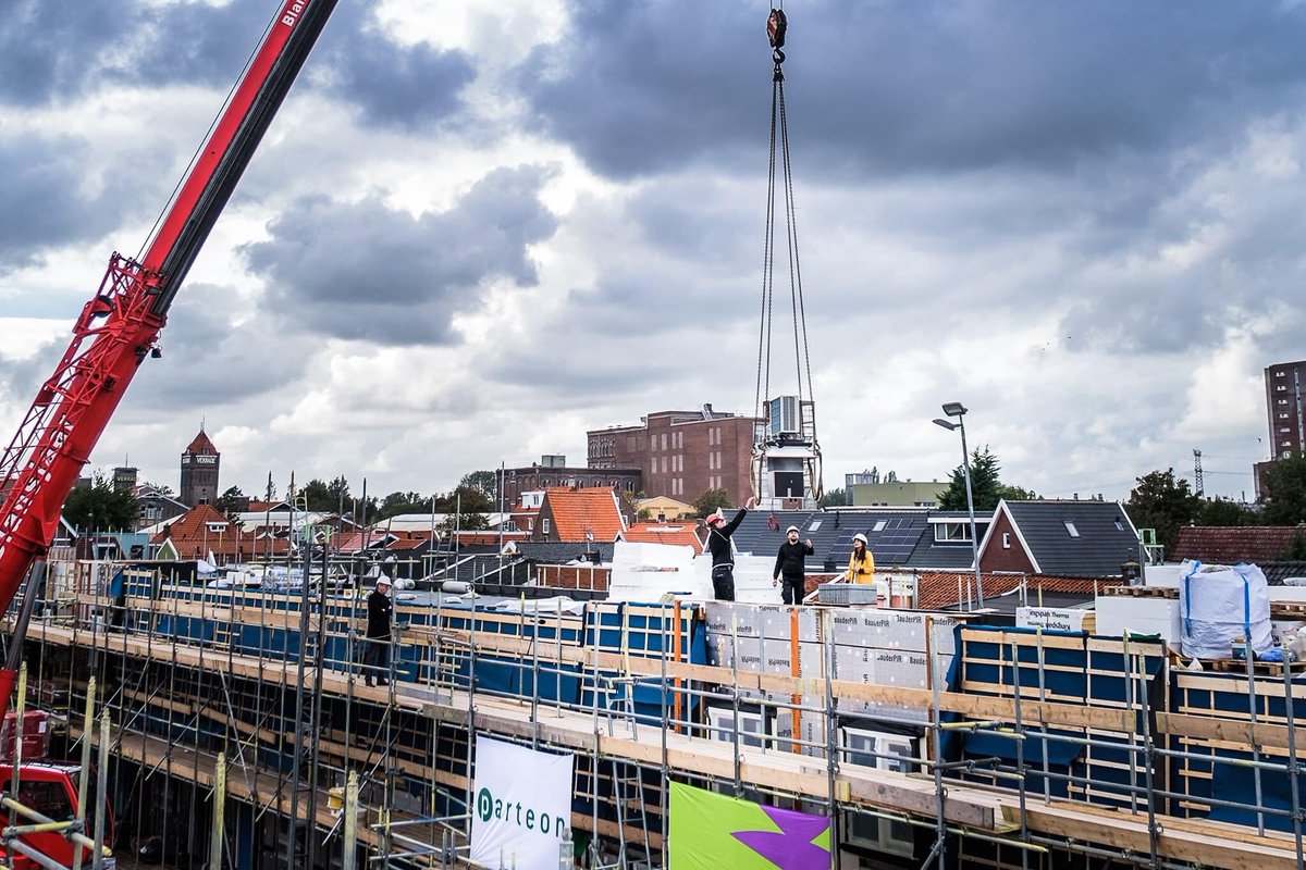 De 70 nieuwe nul-op-de-meterwoningen in de Rosmolenwijk bereikten deze week het hoogste punt! Via een livestream konden oud bewoners, omwonenden en partners meekijken. In het eerste kwartaal van 2021 levert <a href="/parteon/">Parteon</a> de sociale huurwoningen op 👉 bit.ly/30GwJAH