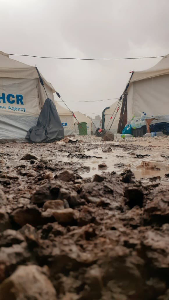 Jetzt ist passiert, was die Menschen von Anfang an befürchtet haben. Es hat geregnet im neuen Lager. Und die Zelte haben keinen Boden. Und nix. #Moria #Lesvos