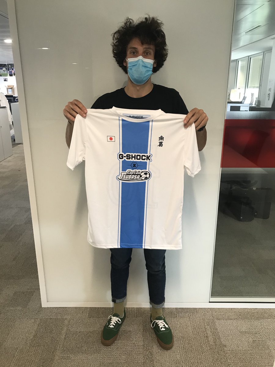 lequipedegreg's tweet photo. 🔵🟡 ALERTE CADEAU 🔵🟡

Et encore un cadeau offert par @gshockfrance ! Un grand merci à eux ! 

Cette fois, c'est ce superbe maillot floqué Captain Tsubasa ! 

RT &amp; Follow !

#EDE @lachainelequipe https://t.co/zq0zcf7bgw