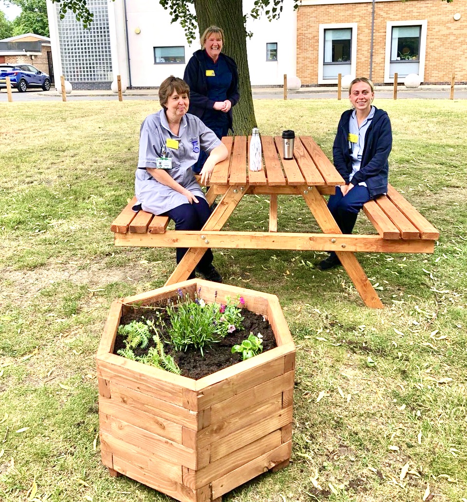 focus_logistics's tweet photo. We all need an oasis 🏝

We can provide a mini oasis for our work force and surrounding community by repurposing materials no longer required on site. Here is one we made earlier for our friends at @RBHCharity 

#WorldMentalHealthDay #NHSheroes #Recycle 
#loveconstruction https://t.co/jnObwyBp1b