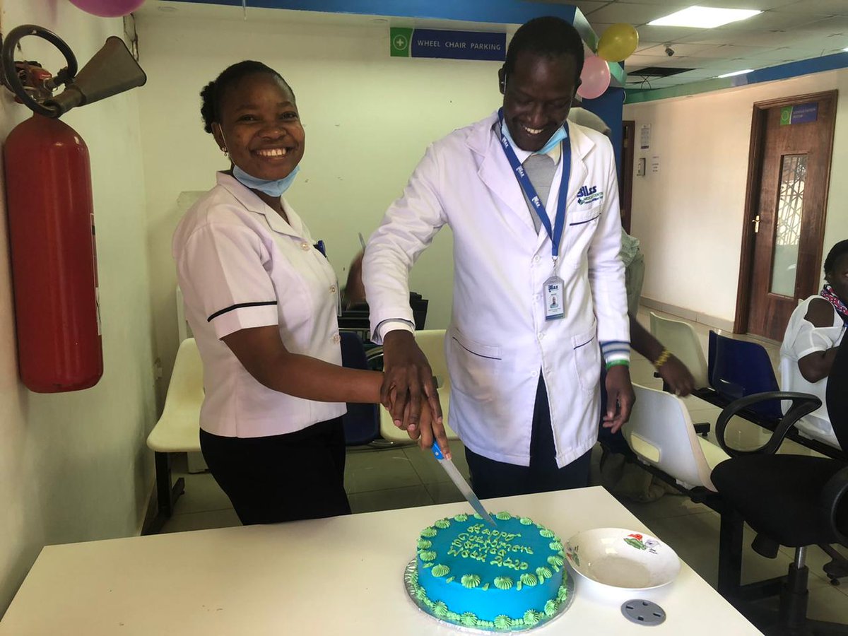 Blissmedical_'s tweet photo. Hii wiki ni smiles tu! Rewarding our frontline soldiers for their good service . Prisca Wanza -Nurse , Vincent Okello-LabTech happily cutting a cake . Ann Kinyanjui-C.O receiving an award from Naftali Mwai. #CXWeek2020 #ChampioningCustomerConvenience @icx_kenya https://t.co/fOGwYw1iUX