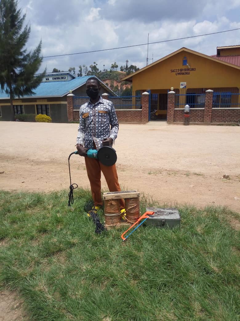 nrs_rwanda's tweet photo. Ku bufatanye na @BDF_rw, @Nyamagabe na @nrs_rwanda , abavuye mu Kigo Ngororamuco cya Iwawa bakomeje  guhabwa inguzanyo y'ibikoresho kugira ngo bibafashe kwiteza imbere. Intego yabo ni ukudasubira mu migenzereze mibi, gukora cyane bakiteza imbere bagateza imbere n'Igihugu https://t.co/Gquv3YoUtI