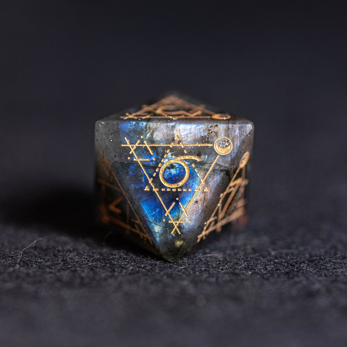 urwizards's tweet image. The shiny labradorite stone dice with celestial decorative design ✨✨✨

#dnd #dice #ttrpg #dungeonsanddragons #labradorite