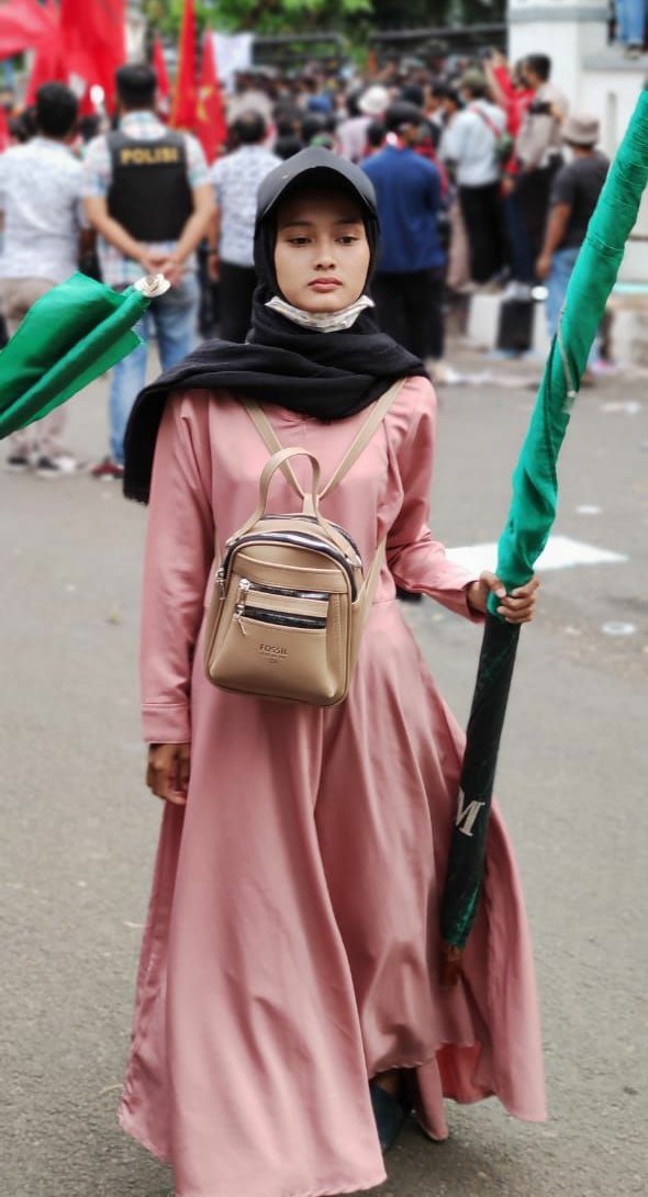 Di tengah aksi, masih ada aja yg begini. Hmm..

#TolakOmnibuslawDPR #TolakUUCiptaKerjaa