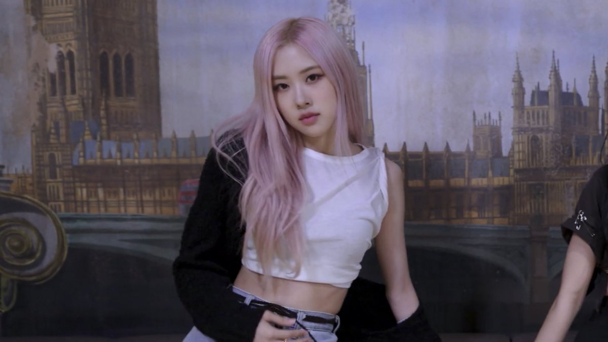 picturesrosie's tweet photo. ROSÉ https://t.co/kaYAbPqQbW