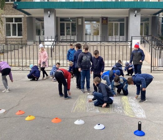 SP_GBOU_school2's tweet photo. В сентябре в СП ГБОУ шк.-инт. №2 прошел «Месячник безопасности». Были проведены профилактические беседы с инспектором Цыпленковой Л.С., интегрированный урок на портале "Урок цифры", ежедневные «Минутки безопасности», конкурс рисунков среди 3-4 классов «Моя безопасность». https://t.co/pN8QpJuQNK