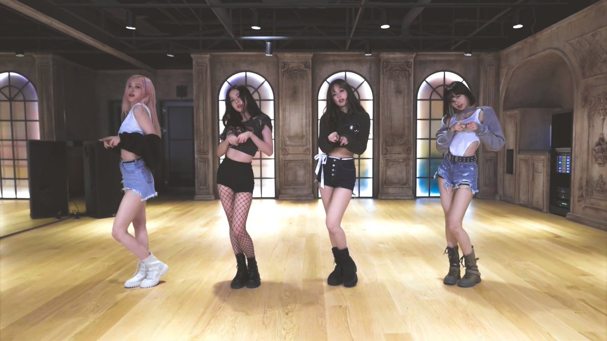 majestypinks's tweet photo. They're so beautiful and their body proportion is out of this world https://t.co/GV5DUpCpK9