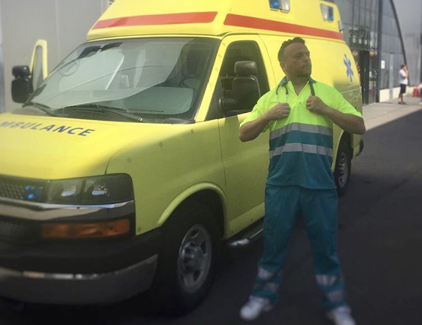 ariekoomen's tweet photo. Humor is het best medicijn. Maar soms kan je toch beter een ambulance bellen. #Scrubs #doctorlove #doctorbeat https://t.co/dzlWr69X3C