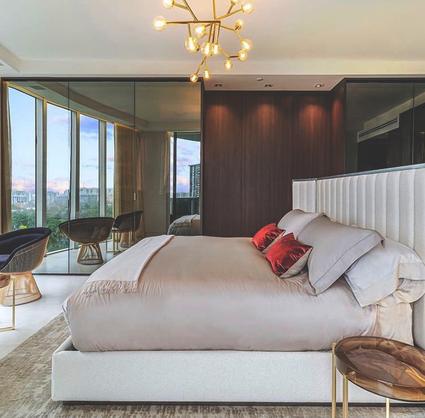 StoneLighting's tweet photo. Our BOWIE chandelier looks fabulous in this modern bedroom. 

Photo credit: @farachebromberg 

Find your local showroom or representative at https://t.co/p4oDxJ194B.

#stonelighting #lightingdesign #interiordesign #bowie https://t.co/2S155j9hoe