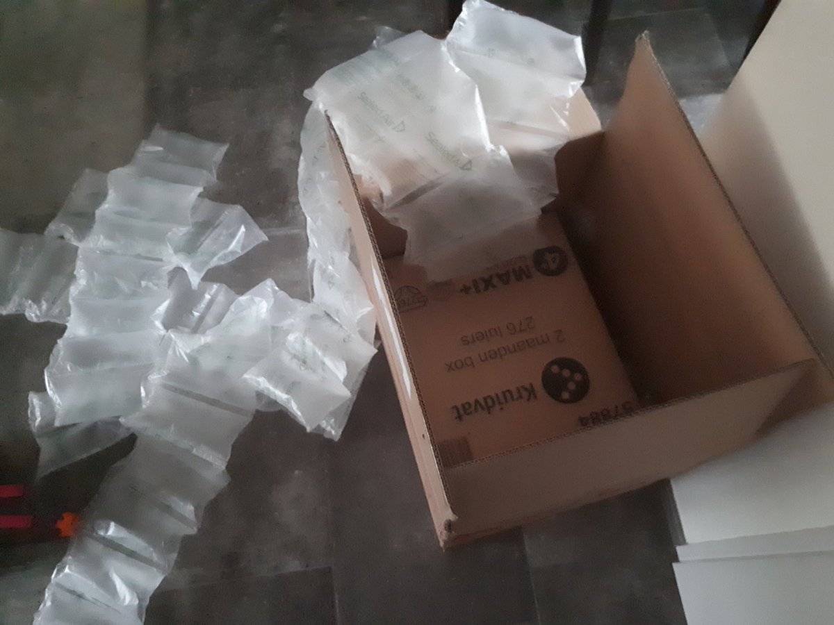 RoelSterren's tweet photo. Zeg @Kruidvat, wat is dit nu? Dit bestelde pakket hebben we opgehaald bij een winkel. Niet erg milieubewust! Die ene doos is goed genoeg https://t.co/b1iCfJLKwW