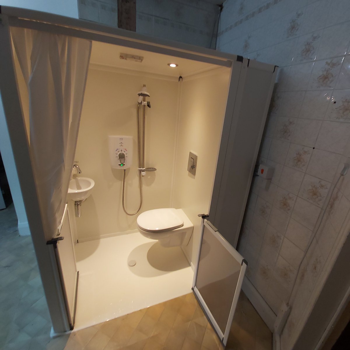 Bickfordpod's tweet photo. Our shower/toilet pod is coming in to its own during these times where our service user is desperate to have their solution fitted, but contact needs to be kept to a minimum. We can be in and out in 2 days! Proper flat floor (no ramps). Most solid construction! #bickfordpod https://t.co/8hxzreeHma
