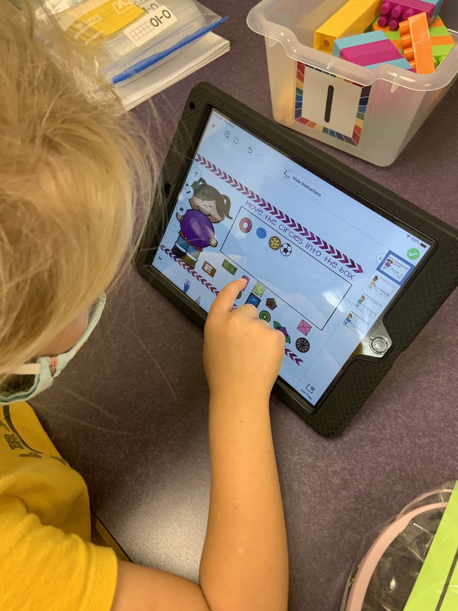 ITRTtinytech's tweet image. We can find matching shapes! Kindergarten students locate circles and squares using the @Seesaw app on iPads. @HanoverSchools #EdTech