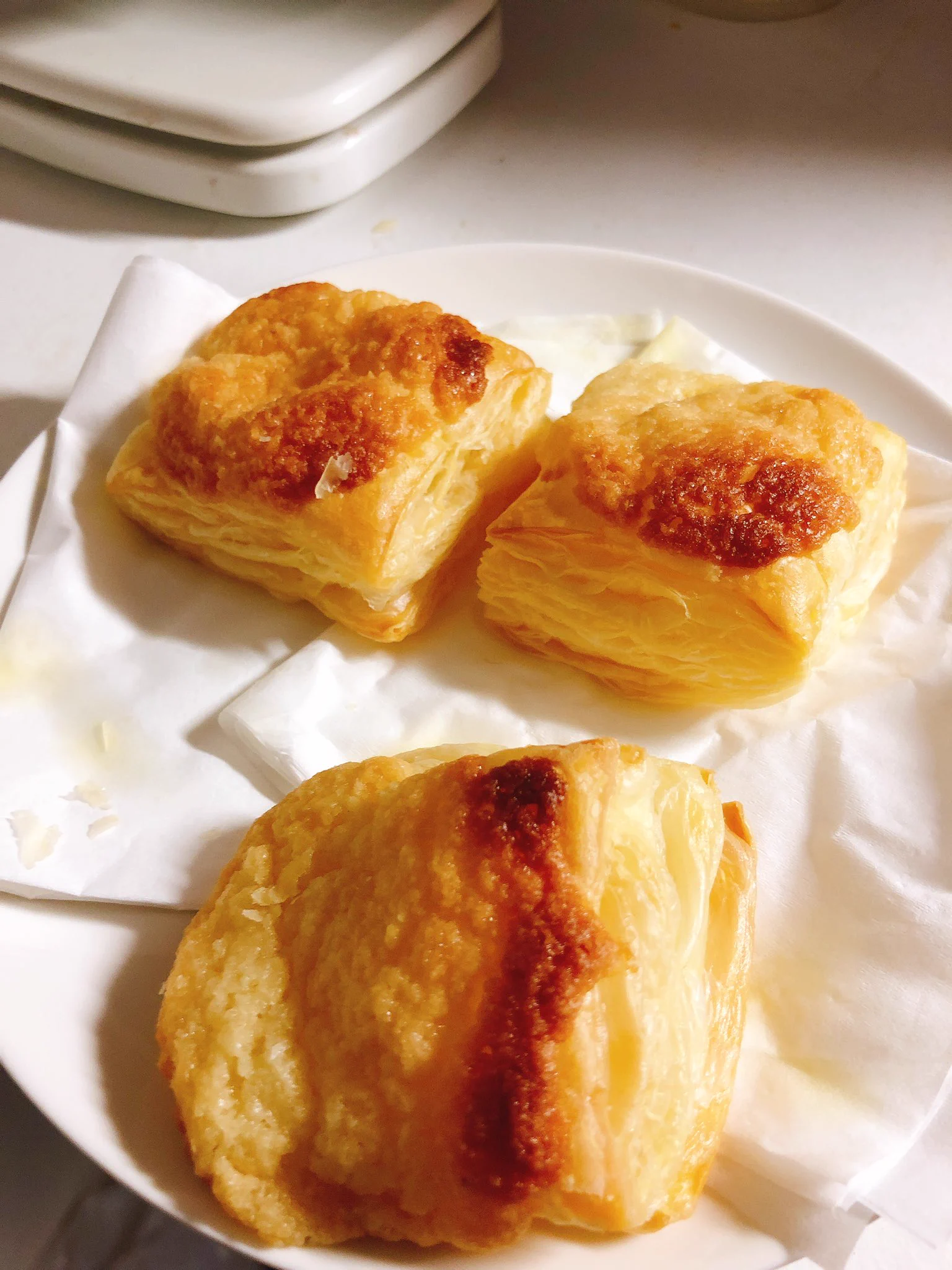 たまたまパイシートがあったから作ってみた！バターたっぷり罪な味🥺
トースターなかったからオーブン180°Cで15分くらい🤔
味見してたら写真撮り忘れたくらいには美味しい〜〜〜〜😋❤️❤️  