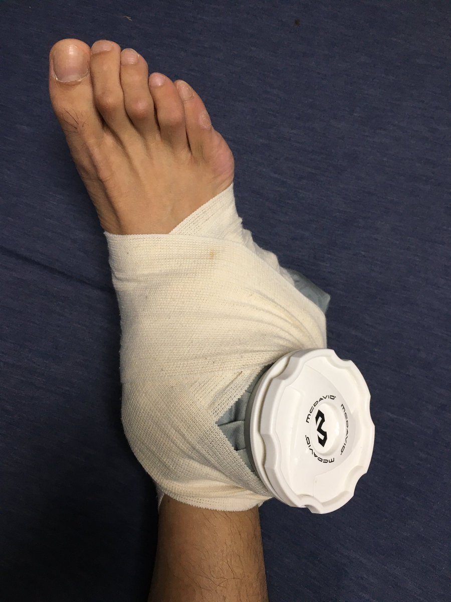 左足の足首も痛い