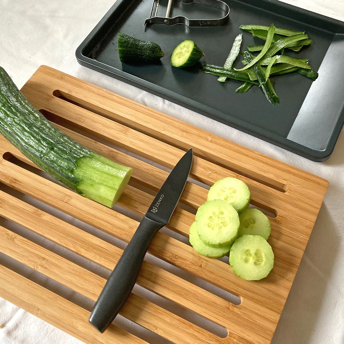 Perfect for slicing any kind of breads, but also vegetables or  whatever you need to cut, this multifunctional cutting board is up for the job!