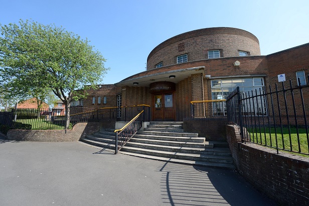 Leicester_News's tweet photo. We’re pleased to have worked with @JCPinLeics to bring Jobcentre work coaches into three of our multi-service centre libraries in #Leicester, offering help and advice for jobseekers. Story here: https://t.co/ueZ4Cxib3I https://t.co/69aC1bztTl