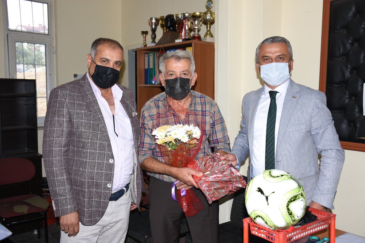 Amatör Haftamızda Gençlik ve Spor İl Müdürümüz ile birlikte rahmetli ASKF Başkanımız Ali Kemal ERGÜVEN’i mezarı başında rahmetle andık.Ayrıca 5000 Evlerspor un emektarı Metin GÜNEY ve 100.Yıl Soğuksu sporun emektarı Rasim CEBECİ yi ziyaret ederek Amatör Haftalarını kutladık.