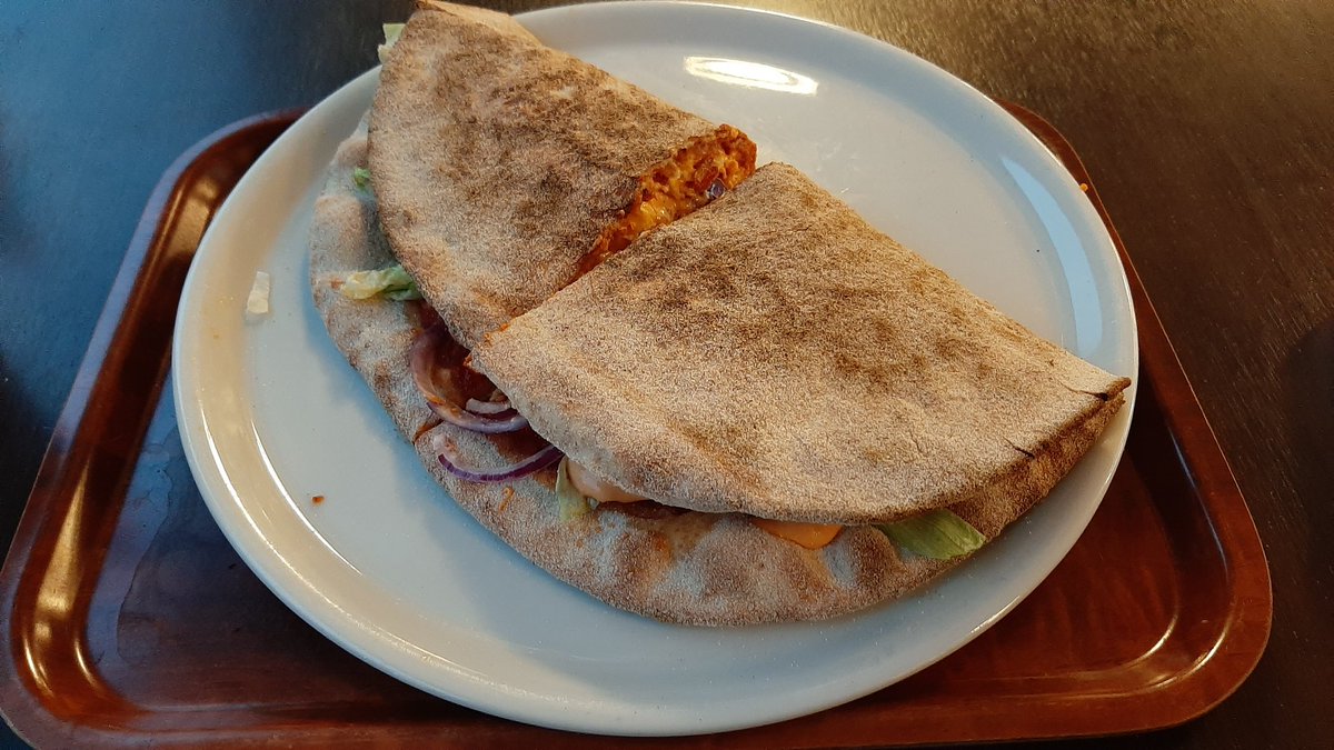 Pezcu's tweet photo. Tulin sadetta pakoon paikalliselle Shellille ja siellä olikin sisällä Kotipizza! Arvon @todeveni ja @Terotalo inspiroimana otin taukoruoaksi Kotzonen, kyllä nyt kelpaa pitää sadetta Shellillä! 😋🍕🌧⛽👌 #kotipizza #kotzone #sadetaukopizza #salaatti https://t.co/YDHpIvfGRN