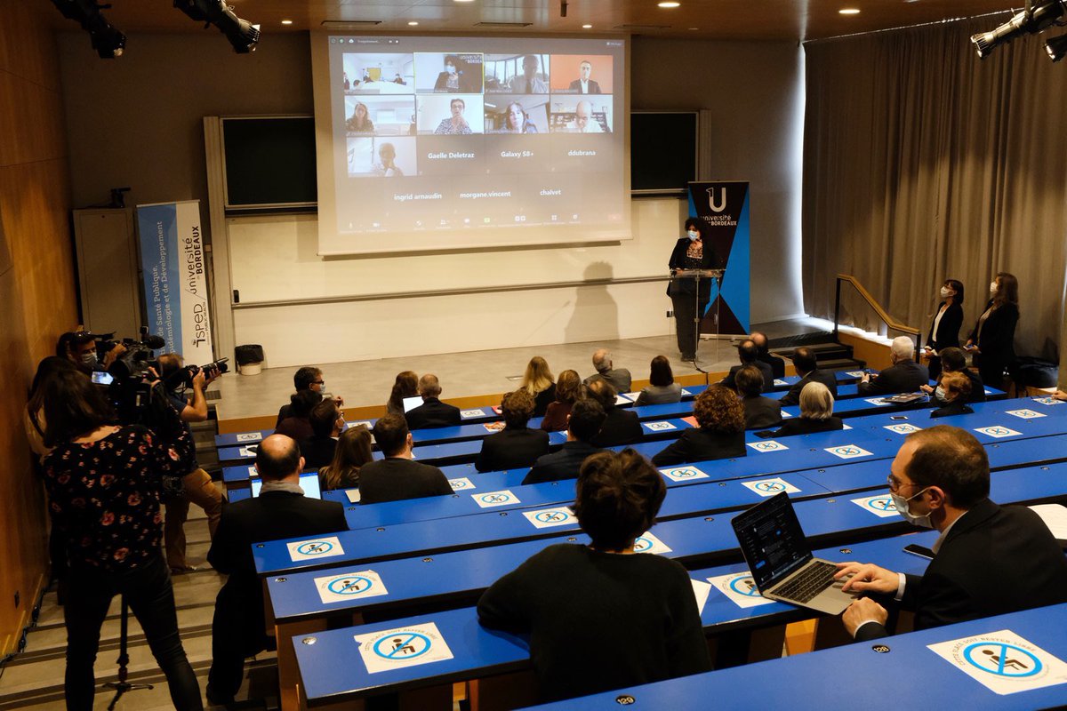 VidalFrederique's tweet photo. Il est indispensable de mobiliser les connaissances scientifiques déjà acquises et d’en générer de nouvelles pour combattre la #COVID19. C’est cette démarche proactive que l’@univbordeaux a engagée avec une mission dédiée que j’ai tenu à saluer. #TerritoiresdeSavoirs https://t.co/3PpZEf6fVk