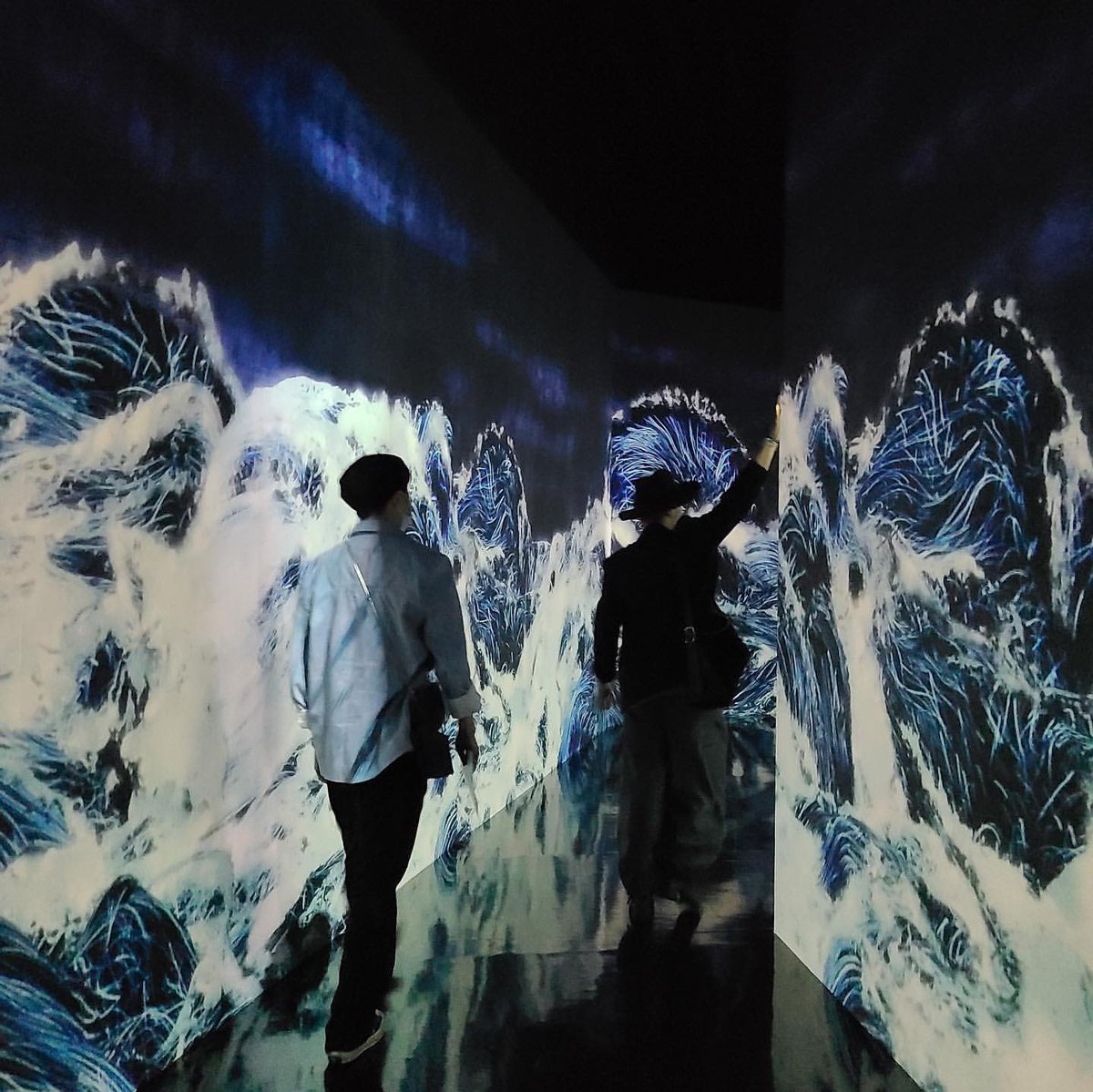 I wonder who asked who first for this date to happen? It seems like it was a spontaneous one because Seungyoon does not have his cameras with him and is using only his phone to take pictures. 🤔

#WINNER #위너 #KANO #솜강 #송미노 #강승윤 #MINO #Seungyoon