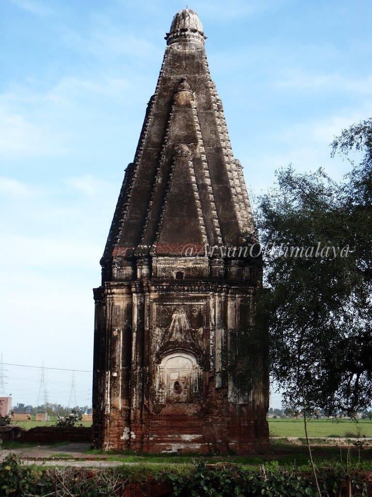 66•An ancient old ruined Hindu temple in Gujranwala, Punjab, Pakistan.Temple is located in middle of the pond and surrounded by step walls!