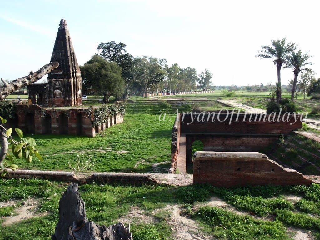 66•An ancient old ruined Hindu temple in Gujranwala, Punjab, Pakistan.Temple is located in middle of the pond and surrounded by step walls!