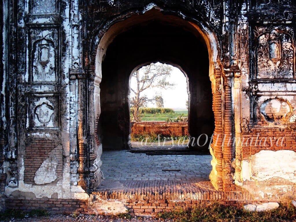 66•An ancient old ruined Hindu temple in Gujranwala, Punjab, Pakistan.Temple is located in middle of the pond and surrounded by step walls!