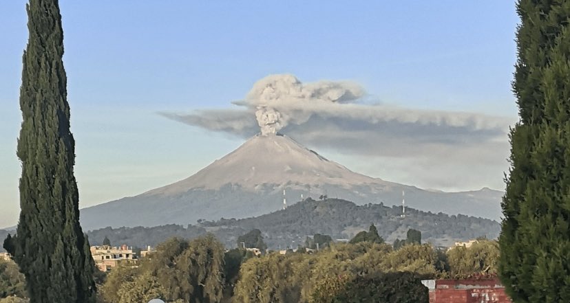 ehiramhurtado's tweet image. ¿Ya vieron al Popo con su fumarola en forma de Catrina? Espero no nos esté intentando decir algo.