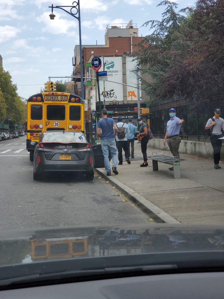 WMSBG's tweet image. Group of plain-clothes inspectors from @nycHealthy just arrived to the area going to stores, make sure to socially distance and wear masks at all times