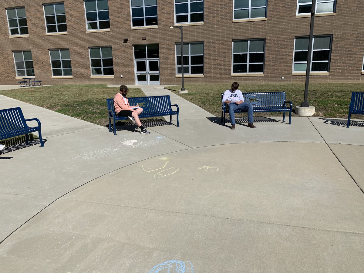 greendream27's tweet image. Flashdrafting in the courtyard on this beautiful day! 📓 📔#sociallydistanced #writersnotebooks #6things #WCConnects @WCHSWolves