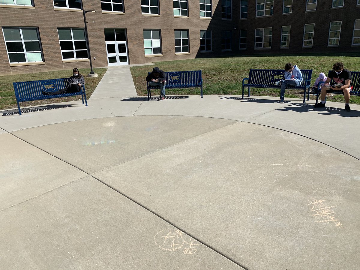 greendream27's tweet image. Flashdrafting in the courtyard on this beautiful day! 📓 📔#sociallydistanced #writersnotebooks #6things #WCConnects @WCHSWolves