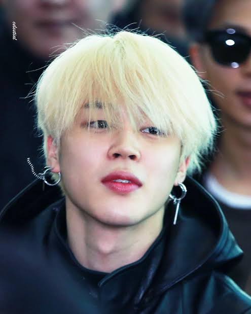 Are you seeing his glossy lips </3 and fresh rosy cheeks