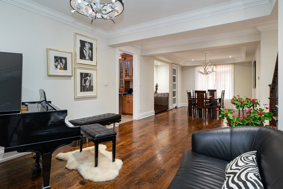 Spectrumrealty_'s tweet photo. A must see! An entertainer's dream home! One of a kind! Luxury home with many stylish upgrades. Nestled in a quiet family oriented neighbourhood surrounded by nature, pond, school, walking paths, GO transit, shopping and more. MLS #: N4923766 

#SpectrumRealty #JustListed https://t.co/osVzAj6dc2