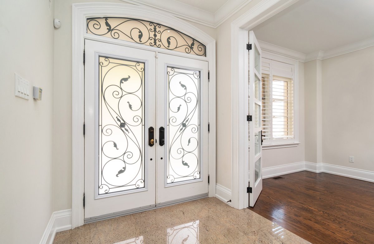 Spectrumrealty_'s tweet photo. A must see! An entertainer's dream home! One of a kind! Luxury home with many stylish upgrades. Nestled in a quiet family oriented neighbourhood surrounded by nature, pond, school, walking paths, GO transit, shopping and more. MLS #: N4923766 

#SpectrumRealty #JustListed https://t.co/osVzAj6dc2