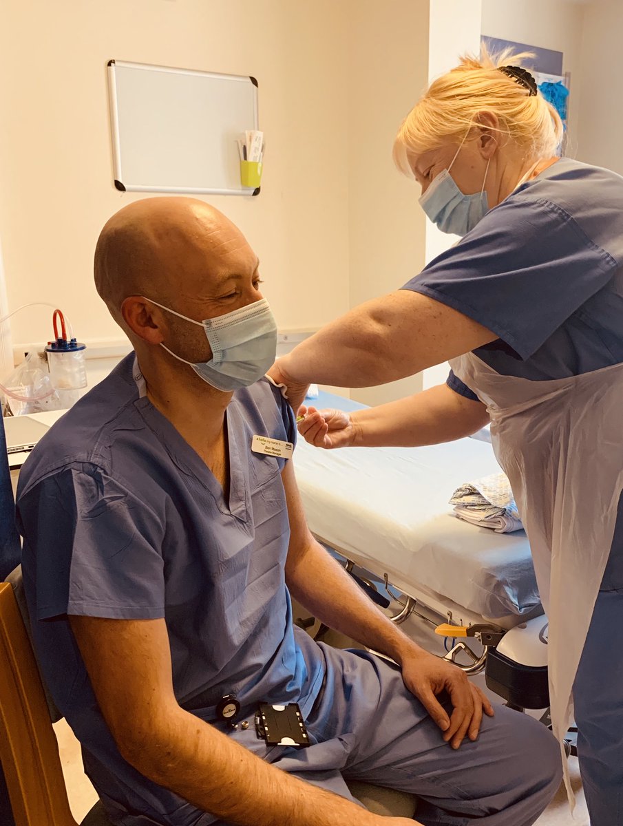 Peer immuniser Elaine Sommerville ensuring staff, patients, colleagues and family are protected ⁦<a href="/Benmason101/">Bnjmn1976</a>⁩ #leadingbyexample #smilingbehindthemask #NHSLjabathon ⁦<a href="/AilsaConnelly/">Ailsa Connelly</a>⁩