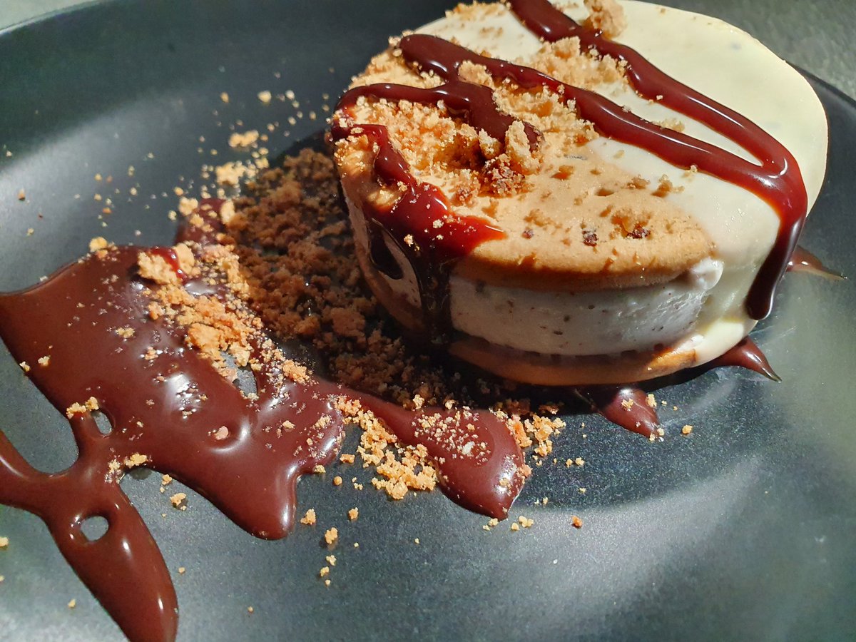 Chefvivianj's tweet photo. Quick Thursday snack with ChefV

Homemade Cookie dough  Ice Cream Sandwich 

#snacks #icecream #cookies #thursdayvibes #thursdaythoughts #foodie #foodporn #lockdown https://t.co/7J9PGDaoch