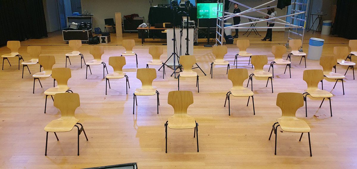 Je hebt een hele grote zaal nodig voor 30 stoelen. Die hebben ze bij <a href="/FiorettiLisse/">FiorettiCollegeLisse</a> #duurzaamheidsprijs