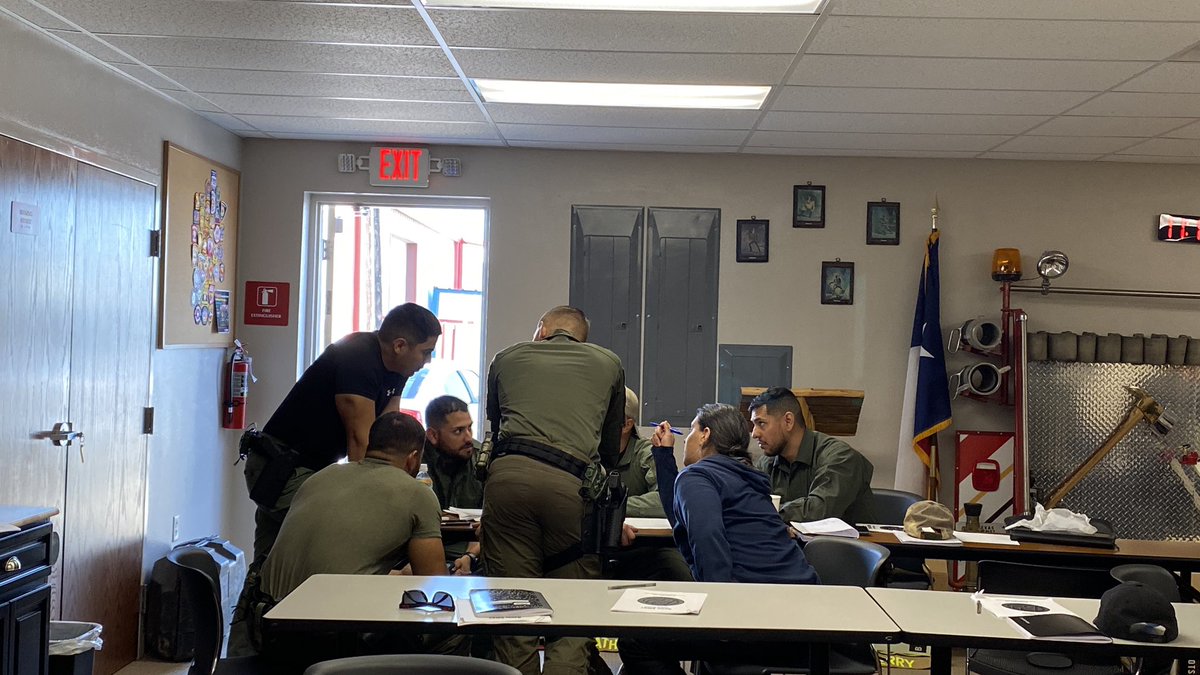 p2_concepts's tweet photo. Operations planning under way... There’s more to #SWAT than kicking doors! #StayMotivatwd #TrainHard #HoldStrong #P2Concepts #P2C #P2ConceptsTraining #BasicSWAT #Police #TBL #PoliceTraining https://t.co/wccWsatyZg