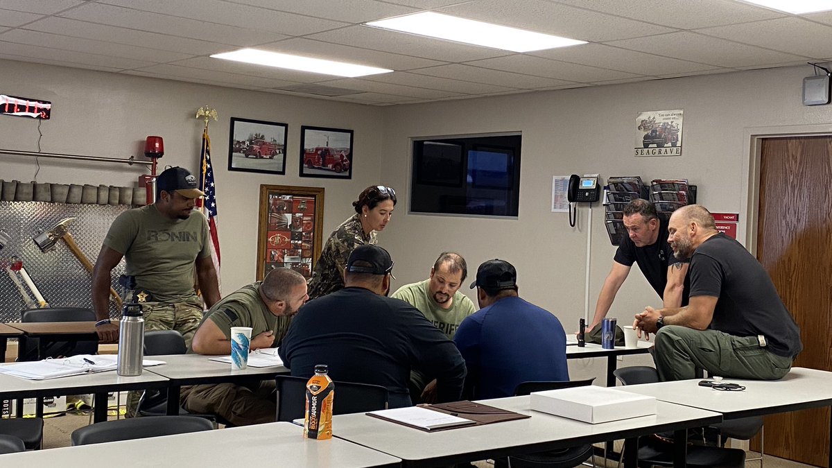 p2_concepts's tweet photo. Operations planning under way... There’s more to #SWAT than kicking doors! #StayMotivatwd #TrainHard #HoldStrong #P2Concepts #P2C #P2ConceptsTraining #BasicSWAT #Police #TBL #PoliceTraining https://t.co/wccWsatyZg